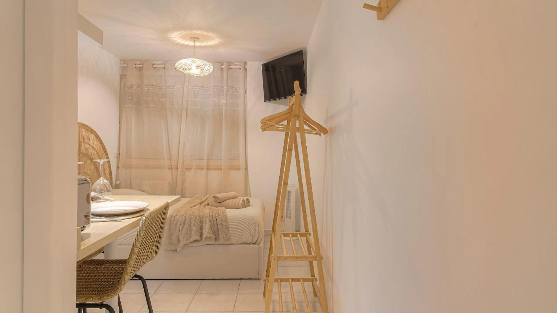 L'Essentiel Apartment Lyon 0*,  France