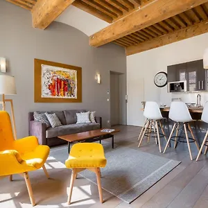 Pearl - Furnished - Downtown Apartment